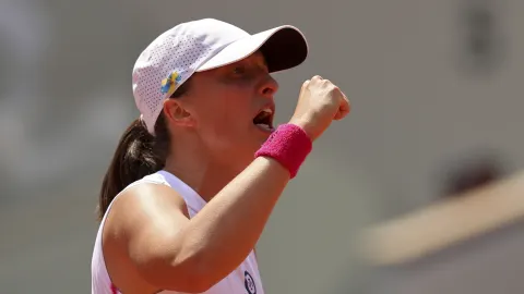 Iga Świątek continues defense of French Open title with straight sets victory over American Coco Gauff