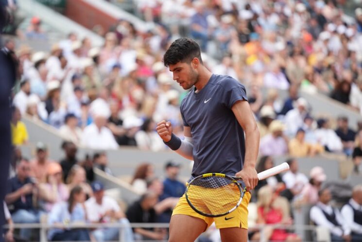 Alcaraz battles past de Jong to enter third round in Paris