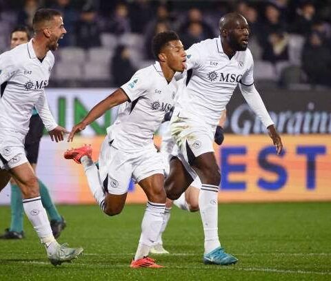 Napoli thumps Fiorentina to go top of Seria A