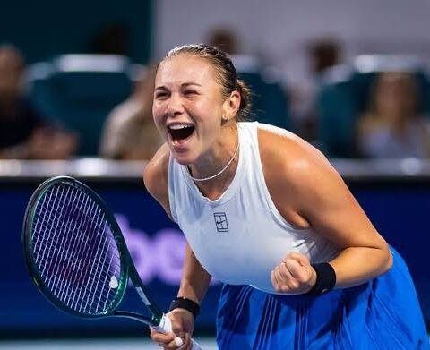 Anisimova ends Andreeva streak to enter round 16