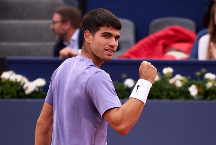 Alcaraz reach last four in Barcelona after moving past de Minaur