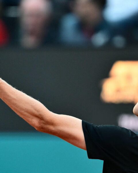 Sinner moves past de Jong to advance in straight sets in Rome