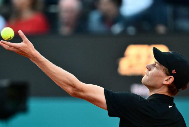Sinner moves past de Jong to advance in straight sets in Rome