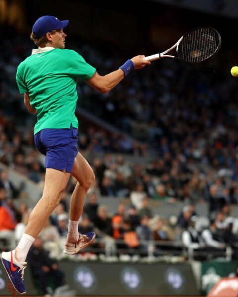 Sinner extends grand slam streak to 15, reach Paris second round