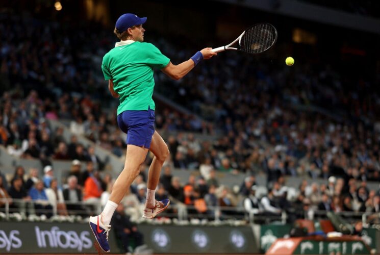 Sinner extends grand slam streak to 15, reach Paris second round