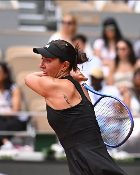 Pegula comes back to beat Vondrousova to reach last 16