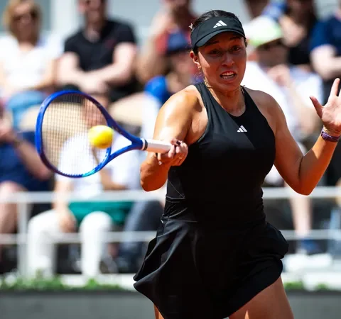 Pegula, Gauff advance into third round in Paris