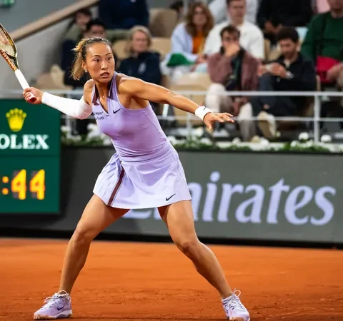 Zheng makes winning return to Paris