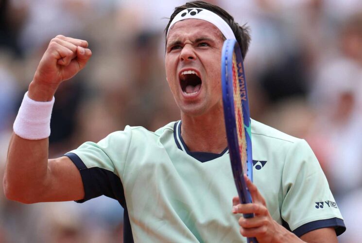 Altmaier stuns Ruud to advance at Roland Garros